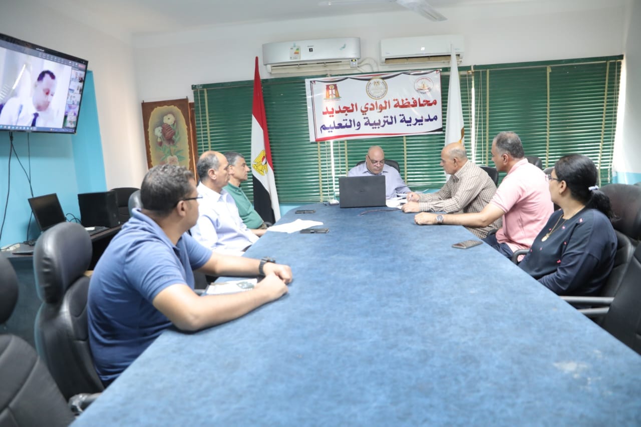 وكيل التعليم بالوادي الجديد يؤكد علي الإستماع لمشاكل أولياء الأمور وحسن استقبالهم 