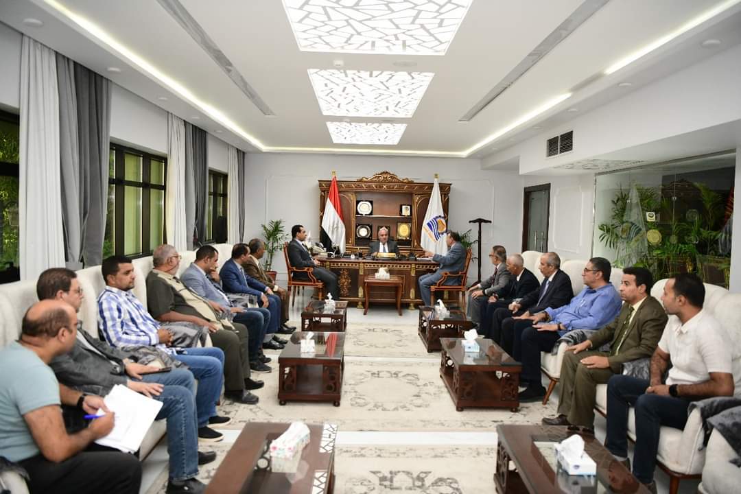 محافظ قنا يطالب شيخ الازهر بانشاء فرع لجامعة الازهر بقنا