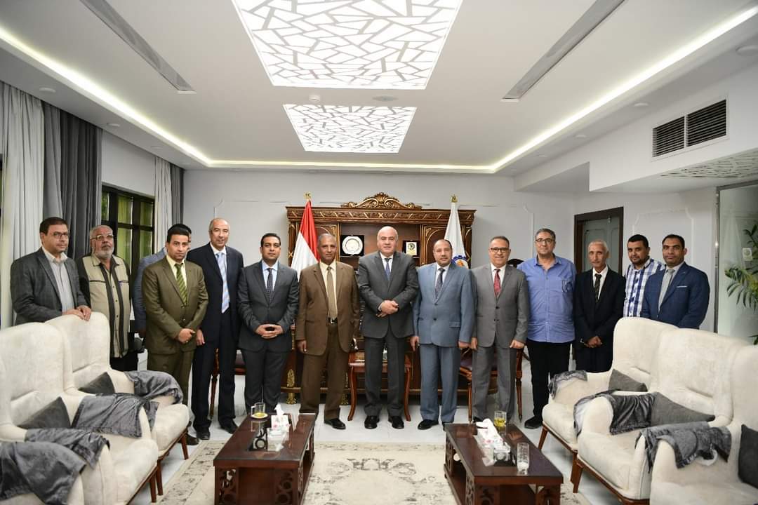 محافظ قنا يطالب شيخ الازهر بانشاء فرع لجامعة الازهر بقنا