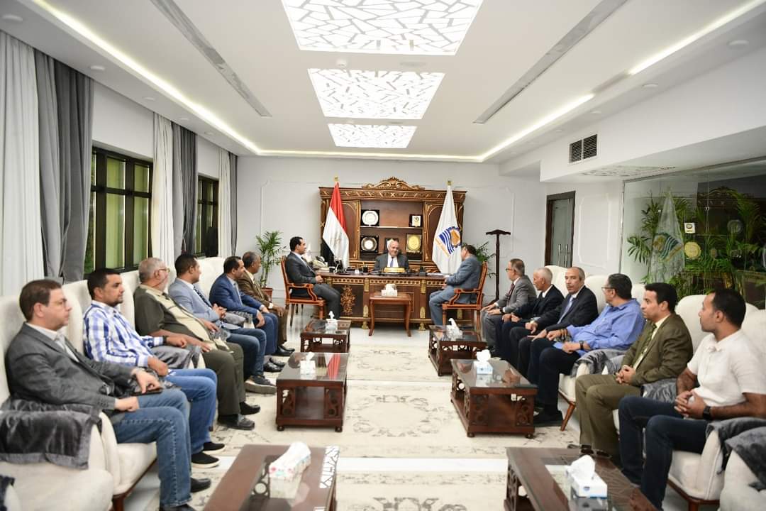 محافظ قنا يطالب شيخ الازهر بانشاء فرع لجامعة الازهر بقنا