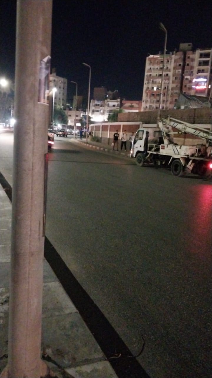 حملة لتغطية أعمدة الإنارة بشارع الجمهورية ونفق الازهر في مدينة أسيوط