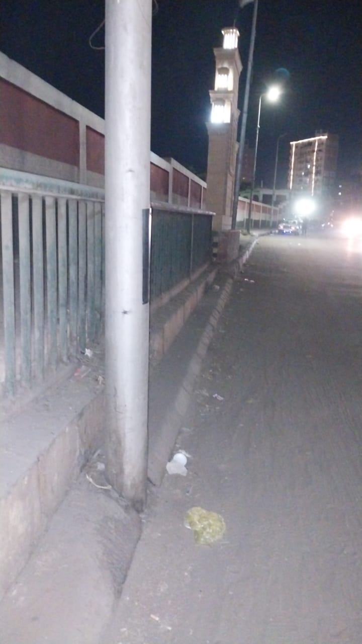 حملة لتغطية أعمدة الإنارة بشارع الجمهورية ونفق الازهر في مدينة أسيوط