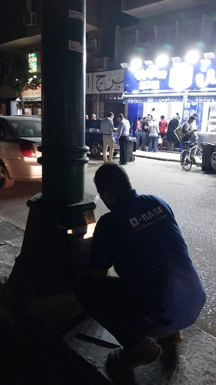 حملة لتغطية أعمدة الإنارة بشارع الجمهورية ونفق الازهر في مدينة أسيوط