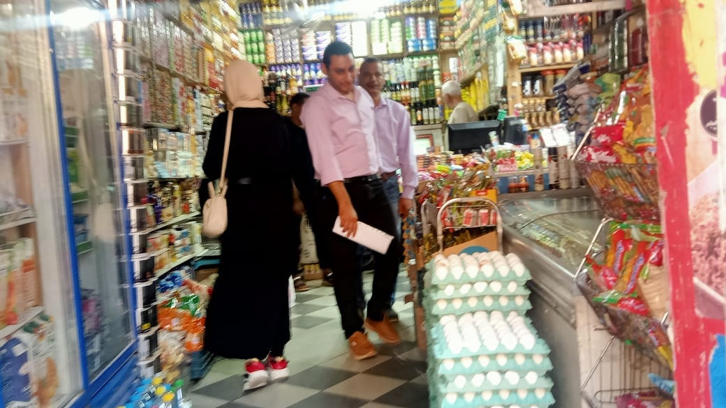 حملة لتوعية المواطنين والمحلات التجارية باهمية وضع صندوق قمامة بحي شرق اسيوط