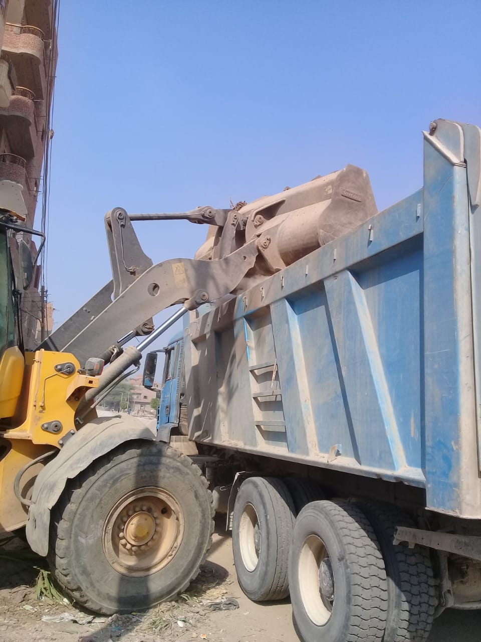 حملة شاملة لرفع المقالب والاتربة المتراكمة في مدينة ديروط