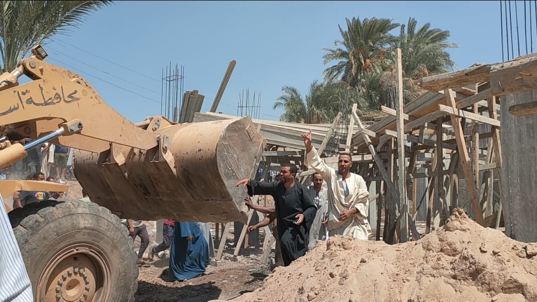 حملة لإزالة 4 حالات تعدي على أراضي زراعيه بالقوصية أسيوط