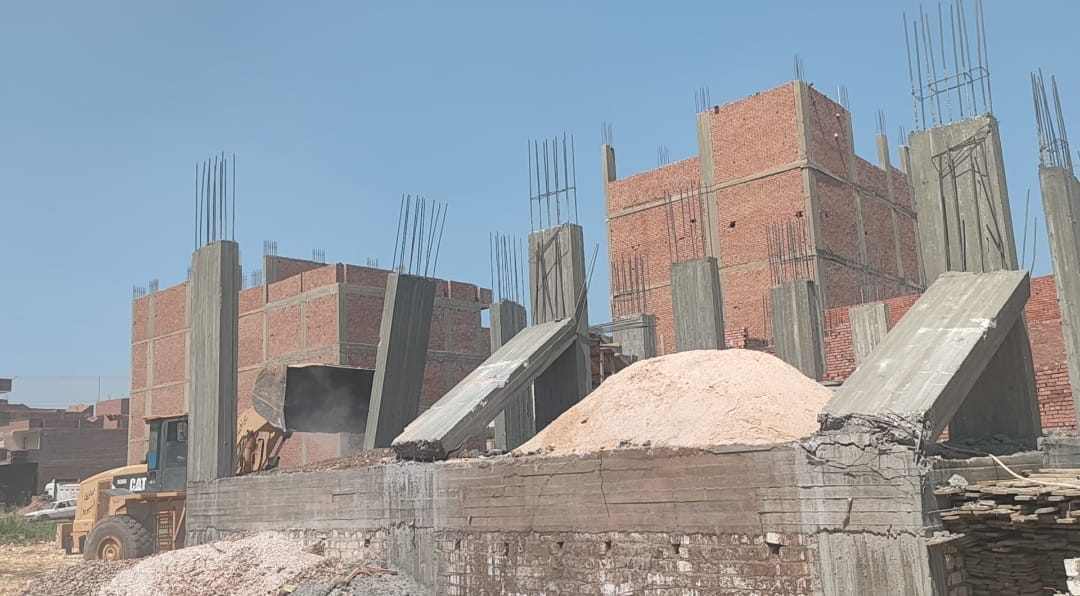 حملة لإزالة 4 حالات تعدي على أراضي زراعيه بالقوصية أسيوط