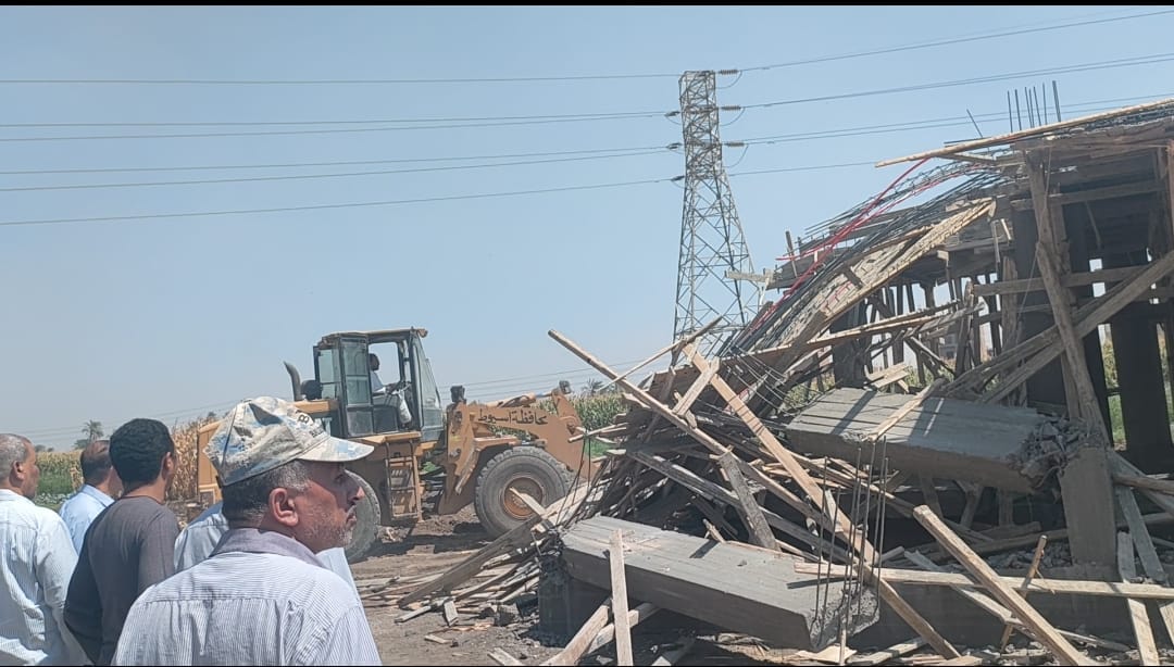 حملة لإزالة 4 حالات تعدي على أراضي زراعيه بالقوصية أسيوط