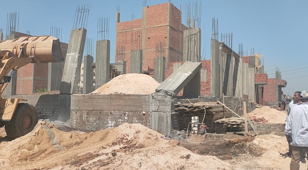 حملة لإزالة 4 حالات تعدي على أراضي زراعيه بالقوصية أسيوط