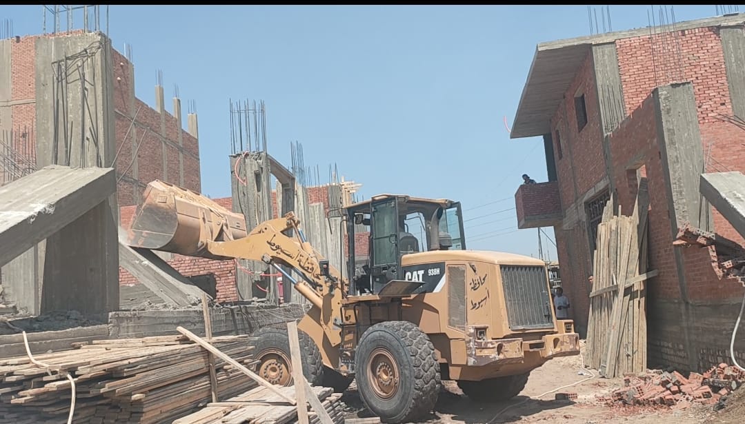 حملة لإزالة 4 حالات تعدي على أراضي زراعيه بالقوصية أسيوط