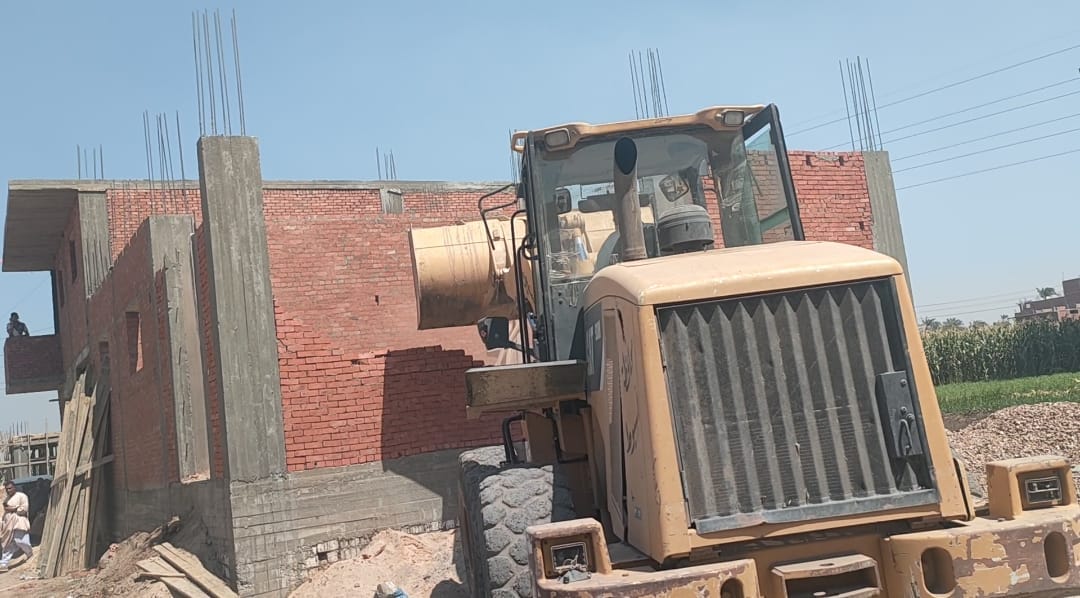 حملة لإزالة 4 حالات تعدي على أراضي زراعيه بالقوصية أسيوط