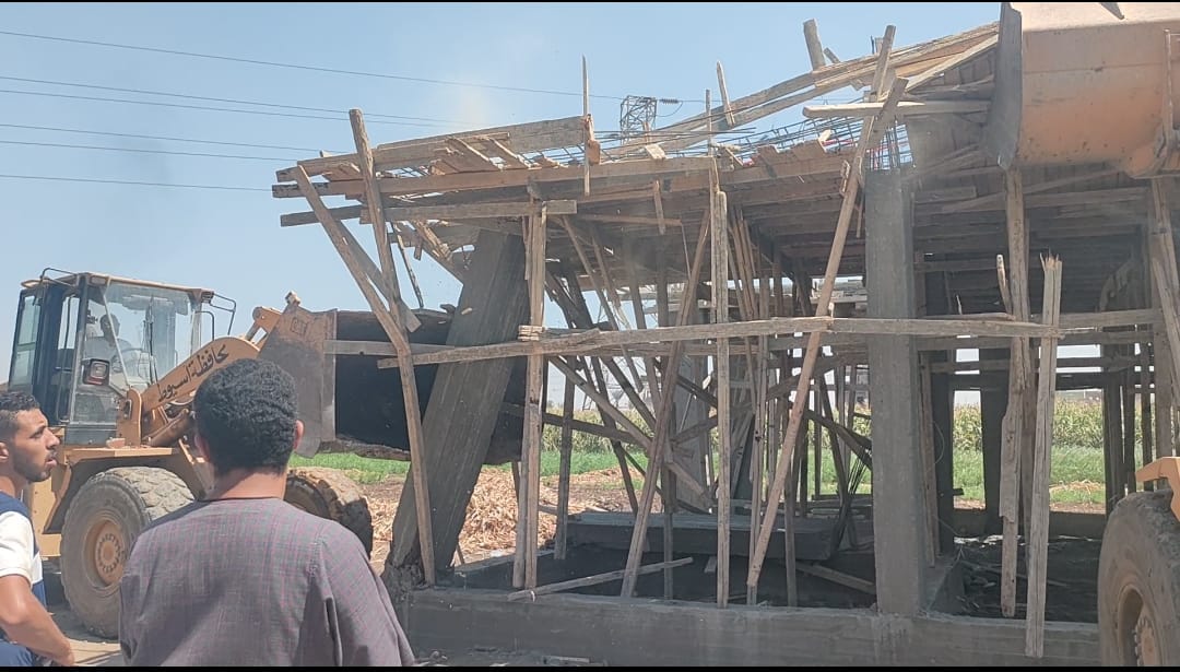 حملة لإزالة 4 حالات تعدي على أراضي زراعيه بالقوصية أسيوط