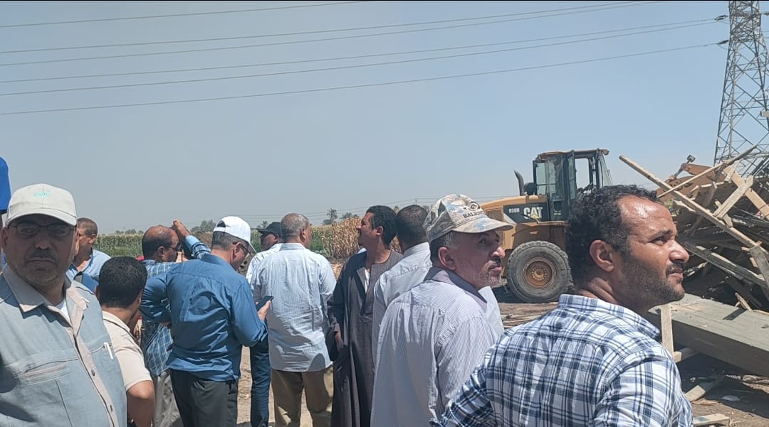 حملة لإزالة 4 حالات تعدي على أراضي زراعيه بالقوصية أسيوط