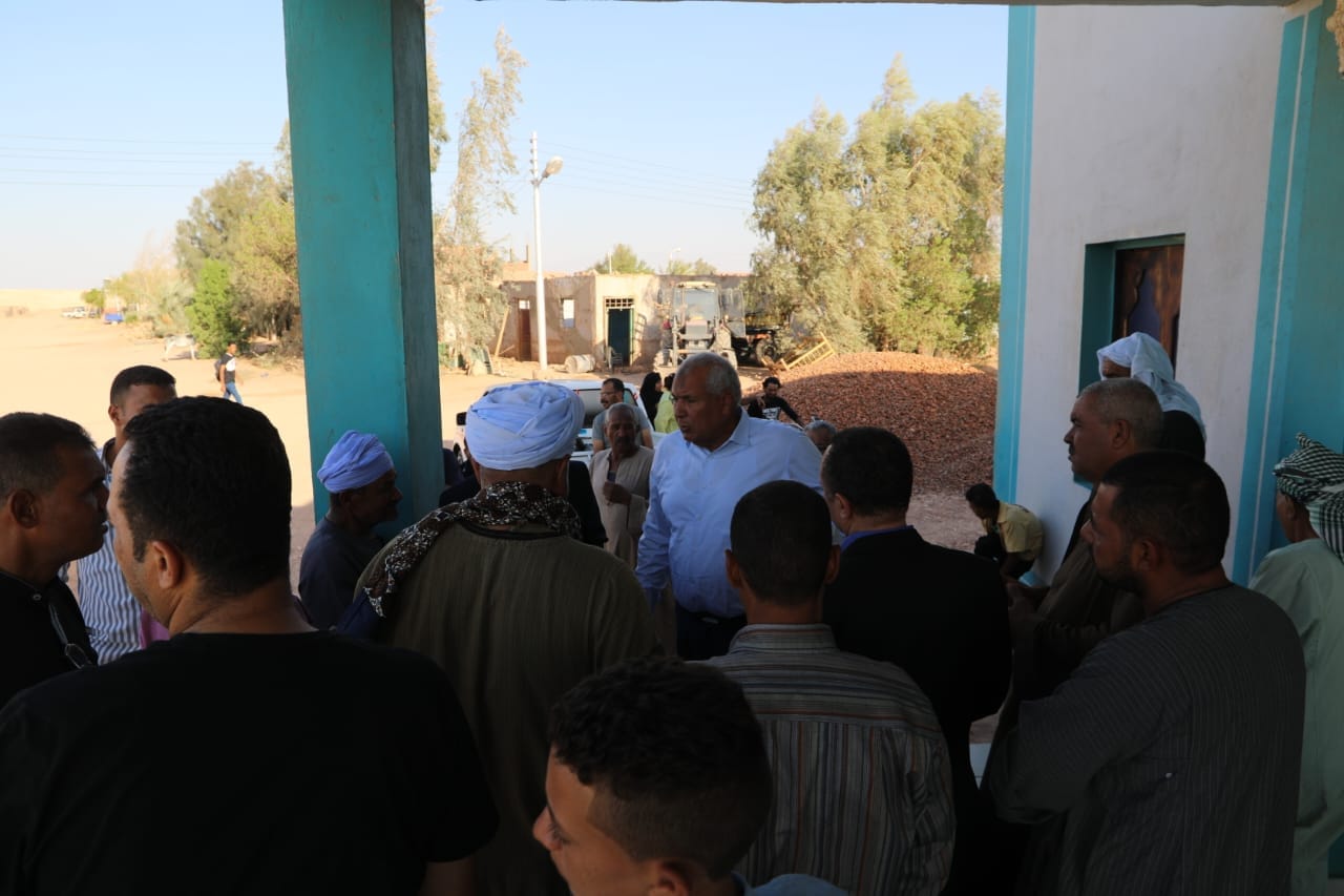 محافظ الوادي الجديد يعقد لقاءََ مع أهالي قرية الزيات بمركز بلاط 