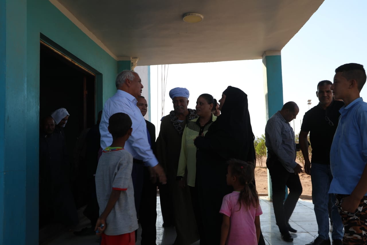 محافظ الوادي الجديد يعقد لقاءََ مع أهالي قرية الزيات بمركز بلاط 