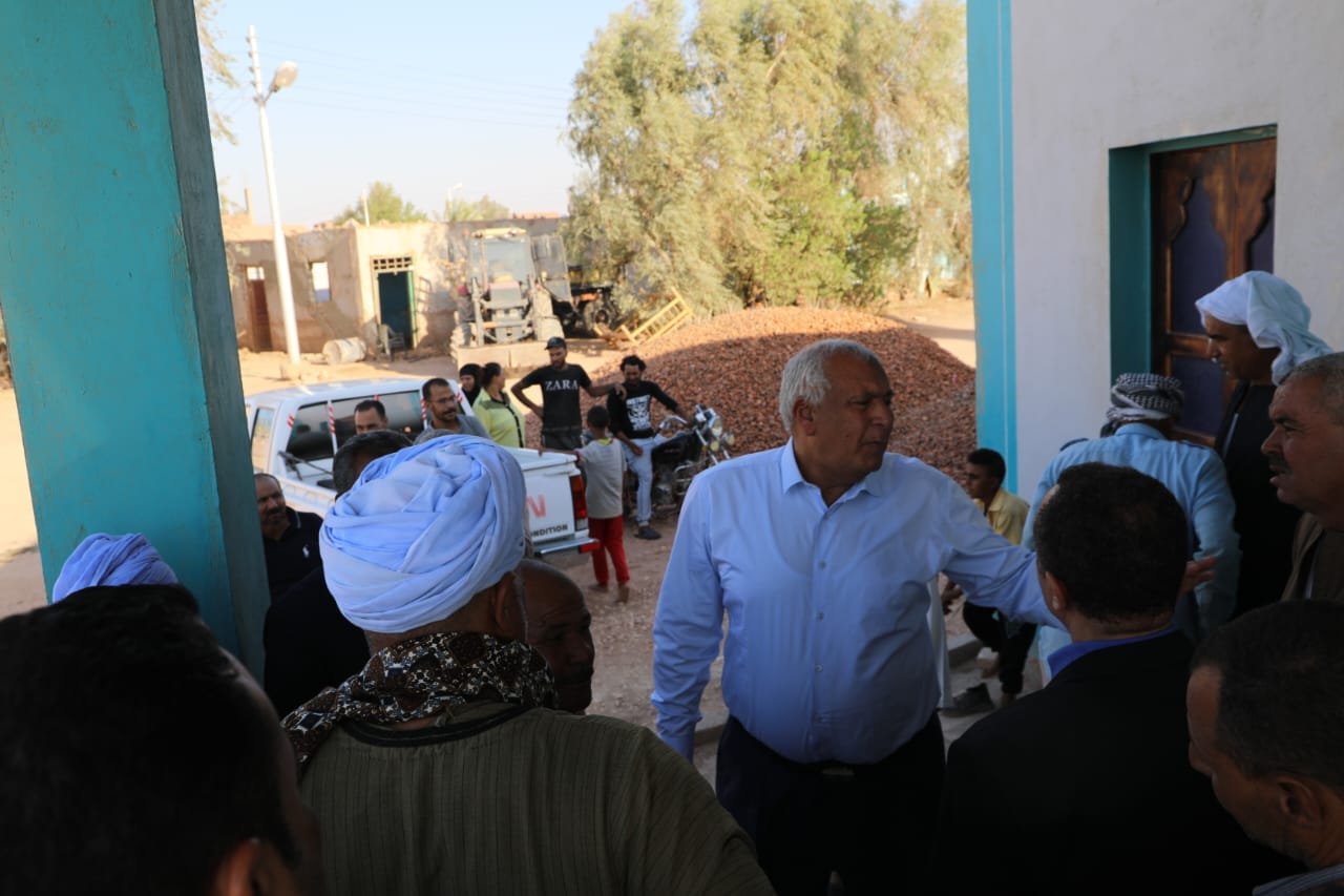 محافظ الوادي الجديد يعقد لقاءََ مع أهالي قرية الزيات بمركز بلاط 