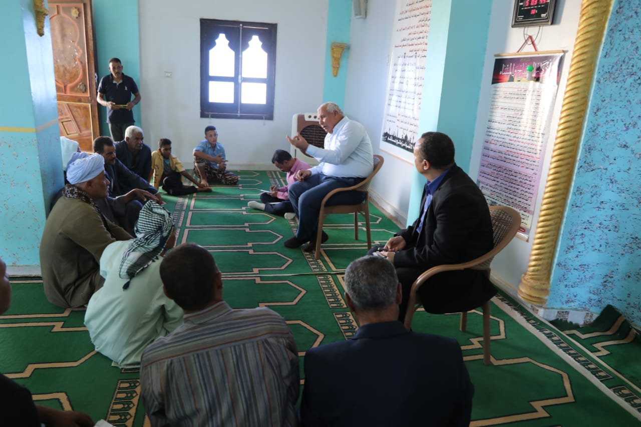 محافظ الوادي الجديد يعقد لقاءََ مع أهالي قرية الزيات بمركز بلاط 