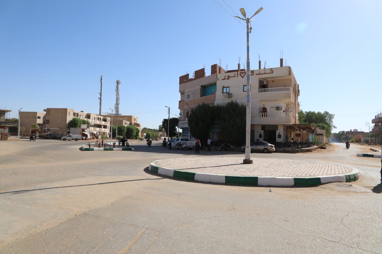 محافظ الوادي الجديد يتفقد منفذ 