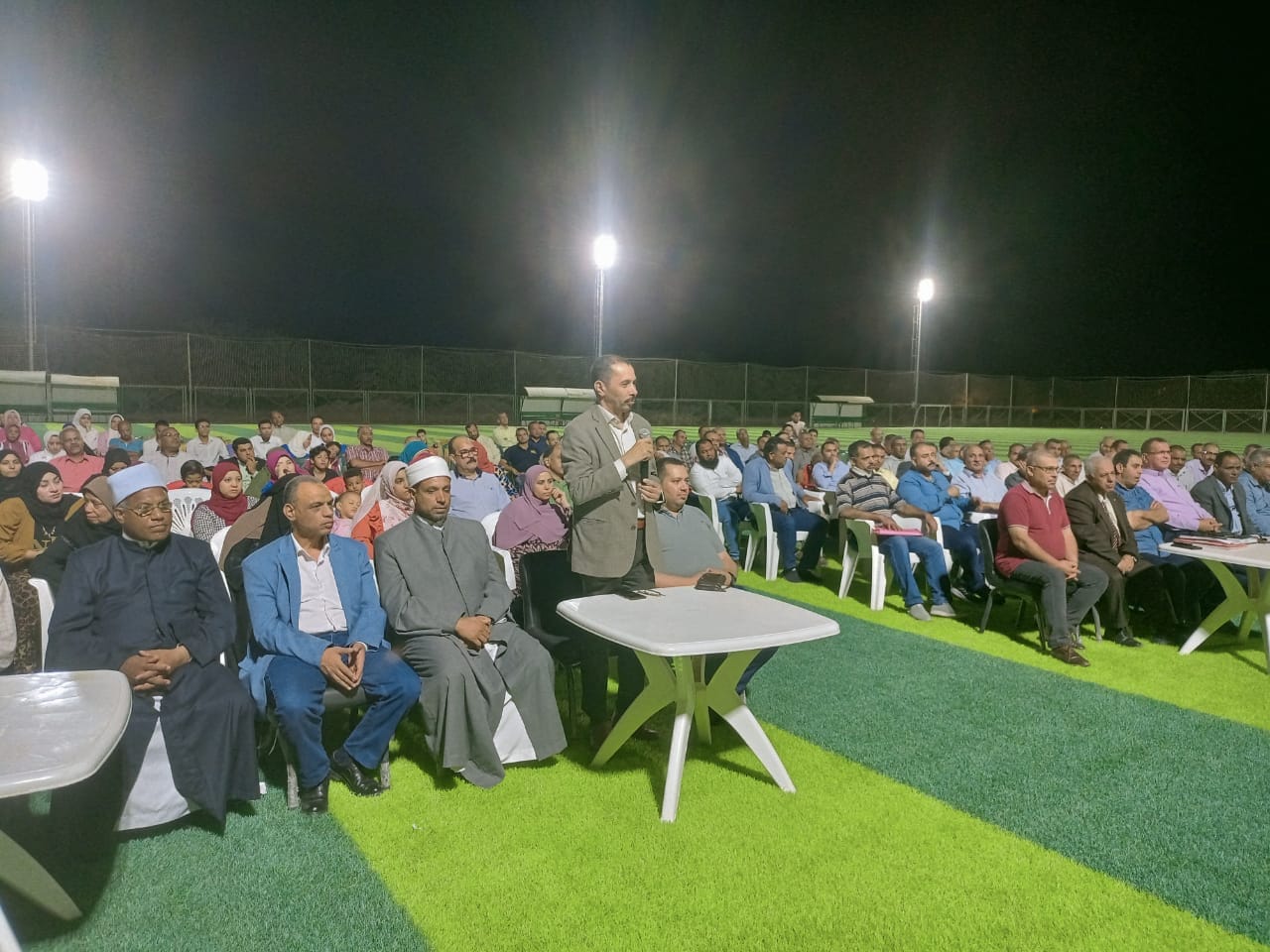 محافظ الوادي الجديد يعقد لقاءً جماهيريًا في مركز شباب موط بالداخلة