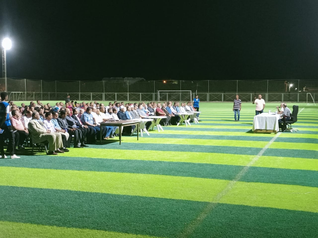 محافظ الوادي الجديد يعقد لقاءً جماهيريًا في مركز شباب موط بالداخلة