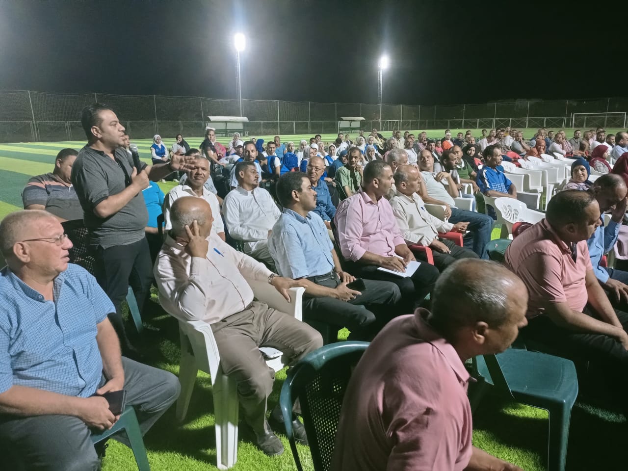 محافظ الوادي الجديد يعقد لقاءً جماهيريًا في مركز شباب موط بالداخلة