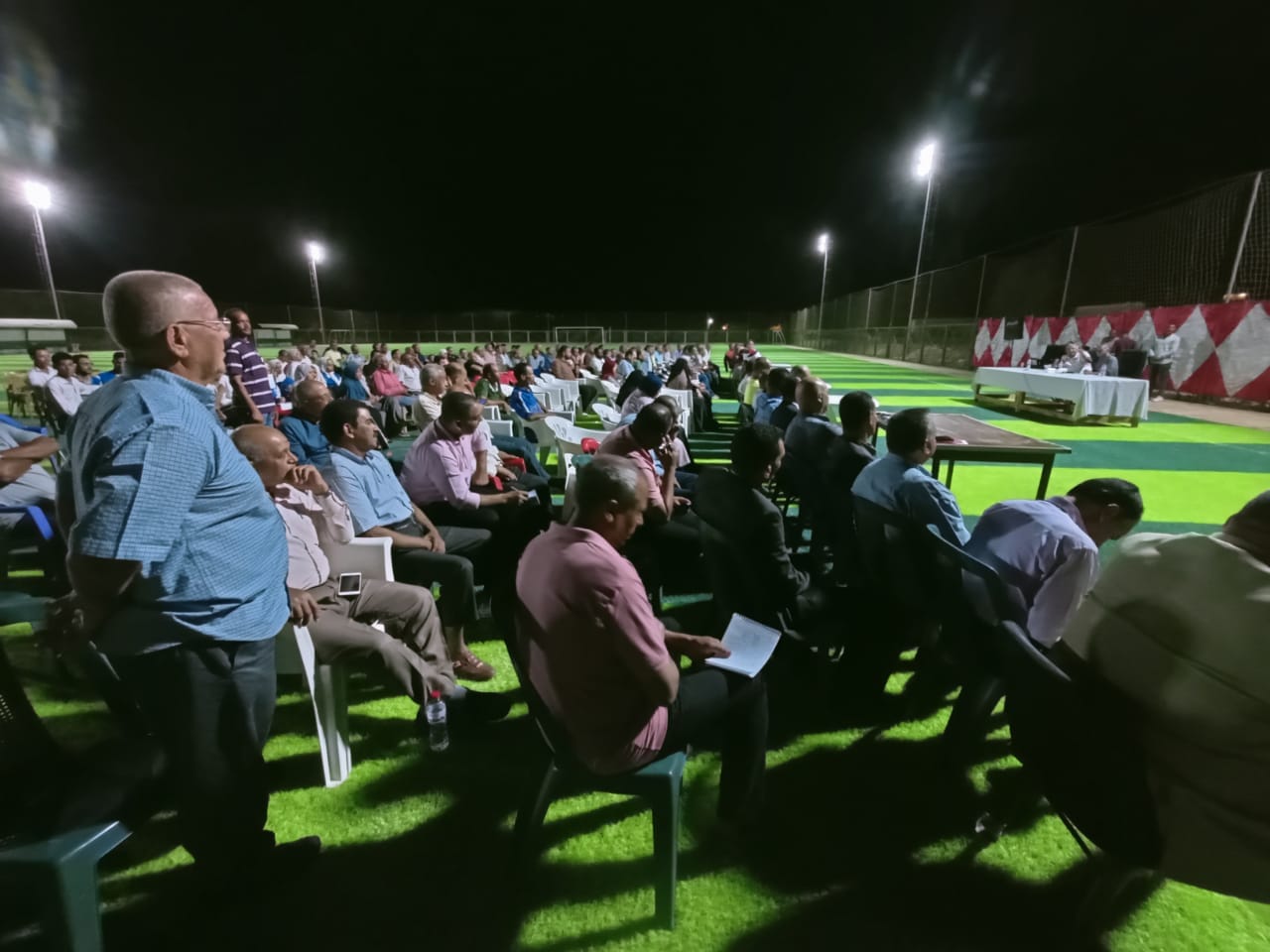 محافظ الوادي الجديد يعقد لقاءً جماهيريًا في مركز شباب موط بالداخلة