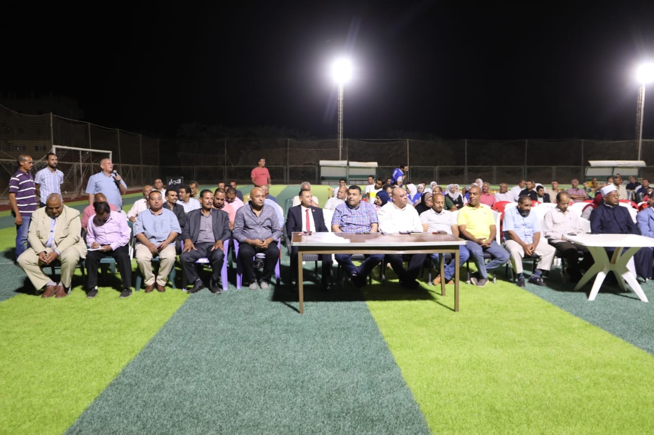 محافظ الوادي الجديد يعقد لقاءً جماهيريًا في مركز شباب موط بالداخلة