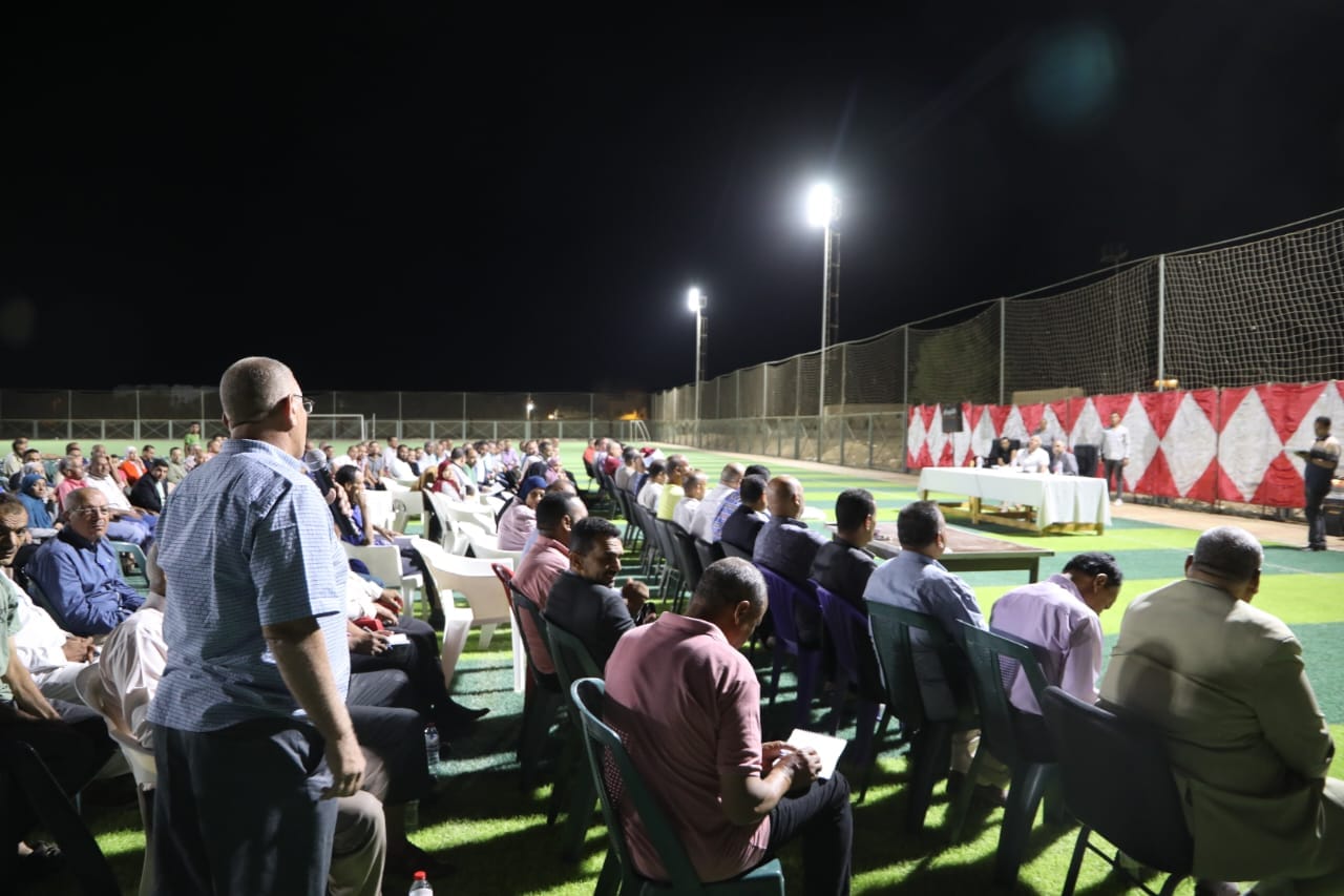 محافظ الوادي الجديد يعقد لقاءً جماهيريًا في مركز شباب موط بالداخلة