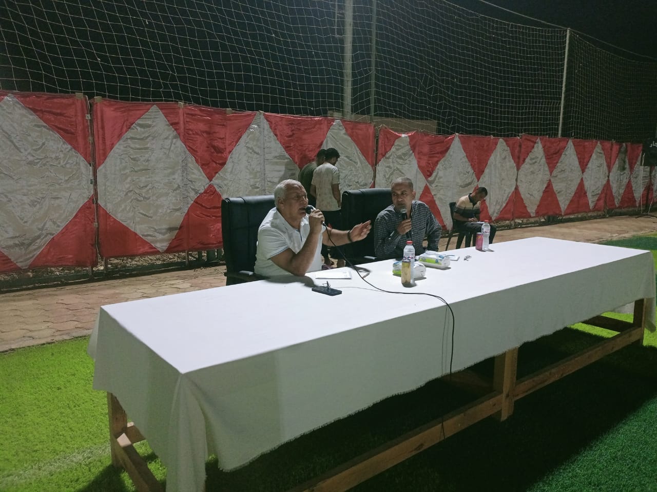 محافظ الوادي الجديد يعقد لقاءً جماهيريًا في مركز شباب موط بالداخلة