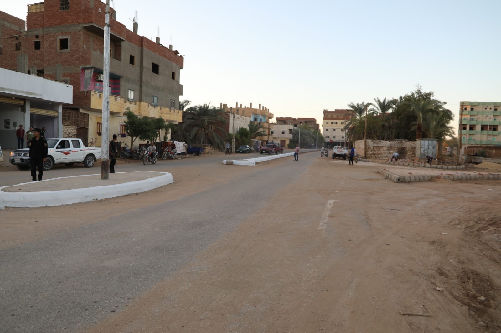 محافظ الوادي الجديد بتفقد سير أعمال تطوير عدد من الميادين في مركز الداخلة