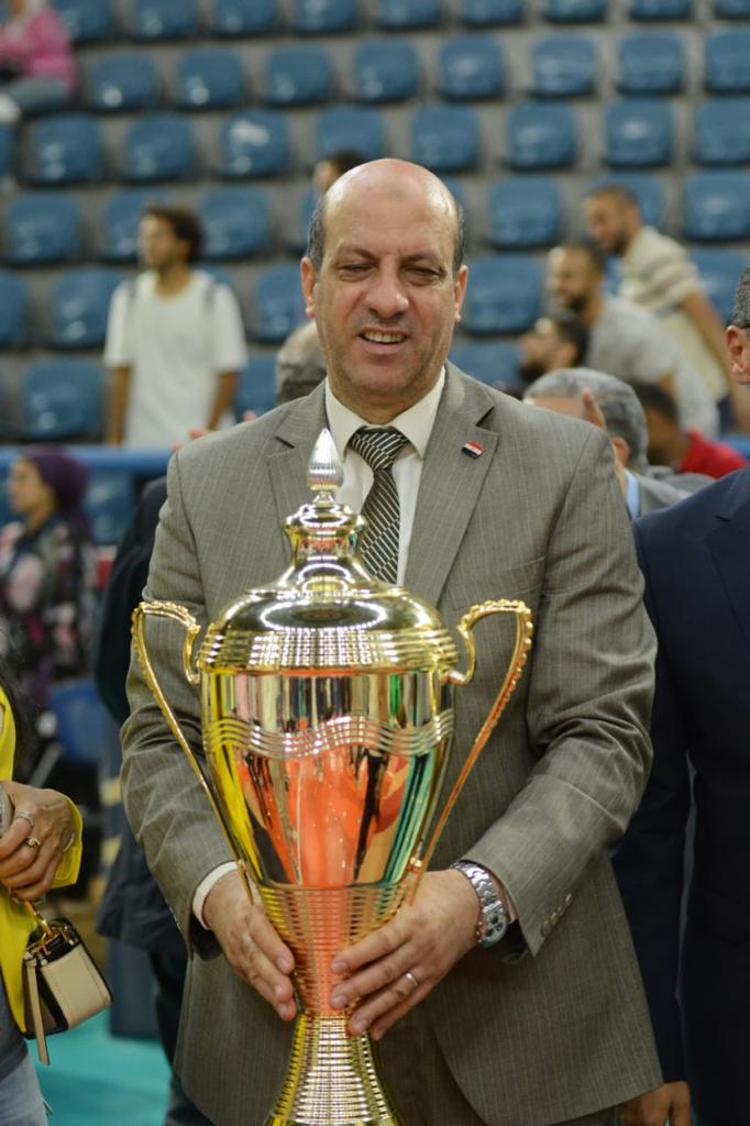 رئيس جامعة أسيوط يهنئ وزير الشباب والرياضة بفوز منتخب مصر للكرة الطائرة