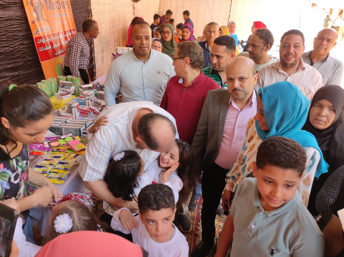 محافظ أسيوط يفتتح معرض 