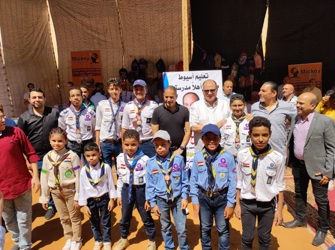 محافظ أسيوط يفتتح معرض 