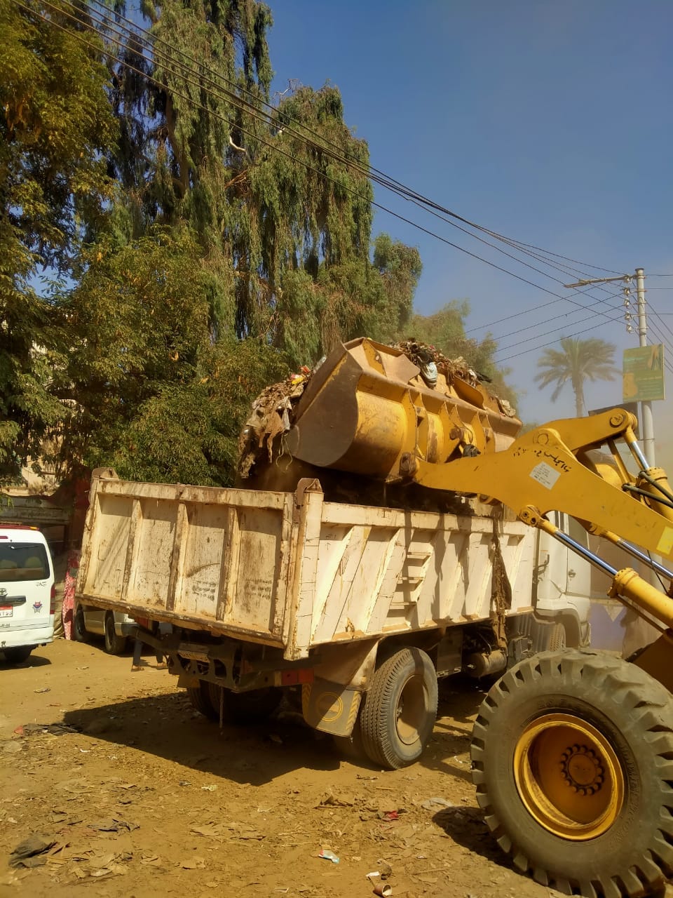 حملة لرفع المخلفات وتنظيف المناطق المحيطة بمدارس مركز اسيوط