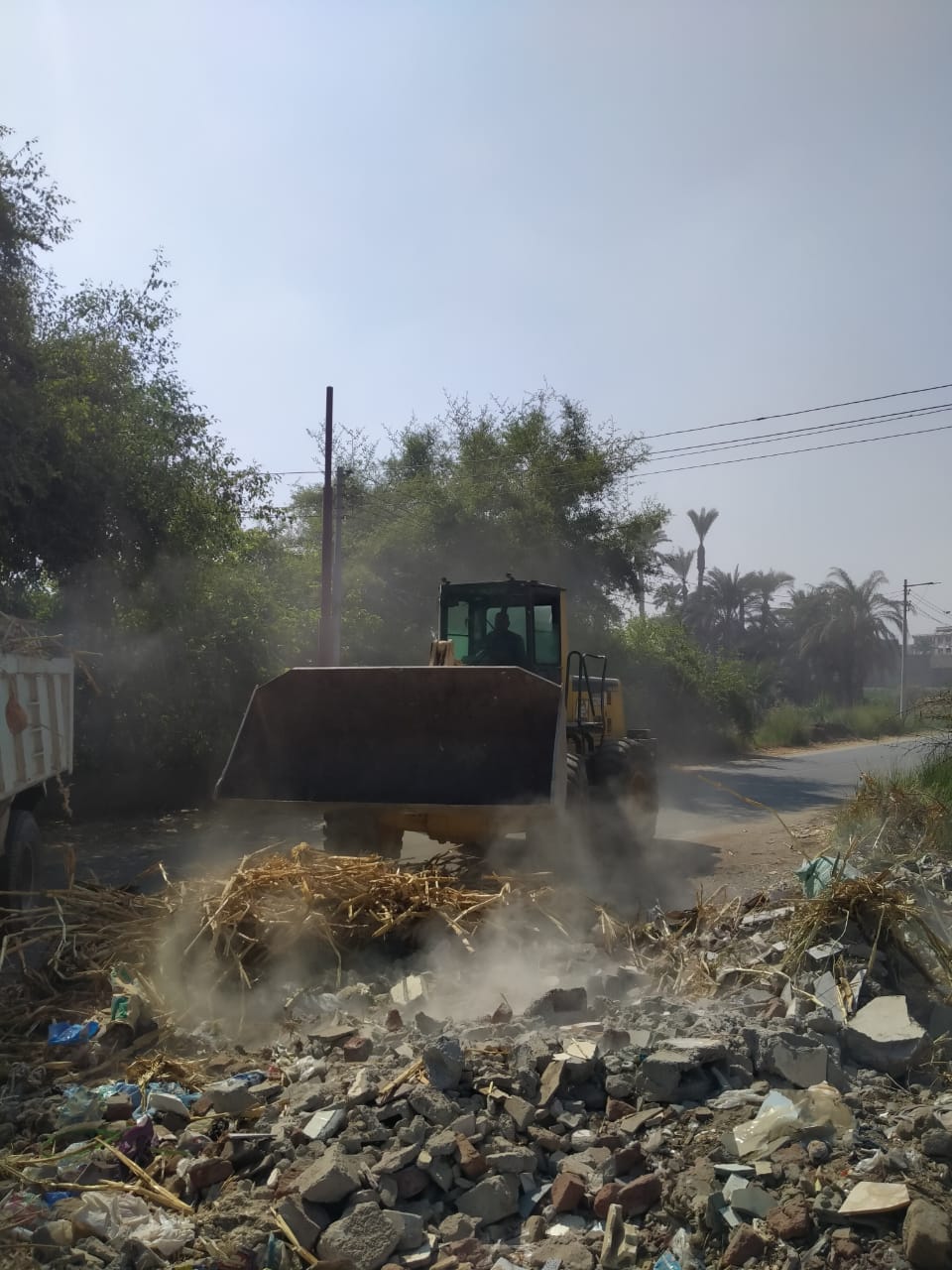 حملة لرفع المخلفات وتنظيف المناطق المحيطة بمدارس مركز اسيوط