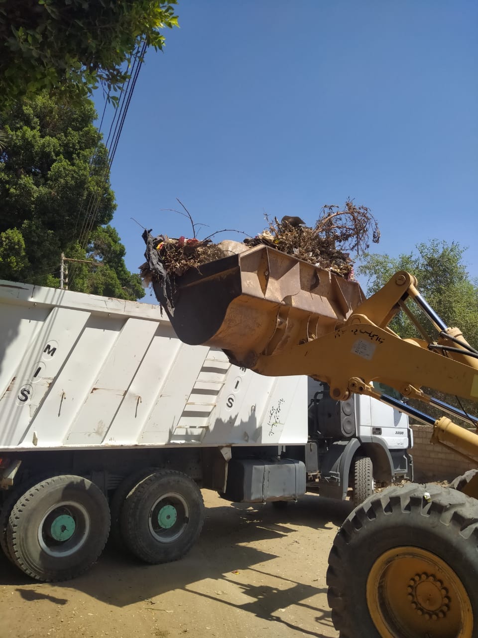 حملة لرفع المخلفات وتنظيف المناطق المحيطة بمدارس مركز اسيوط