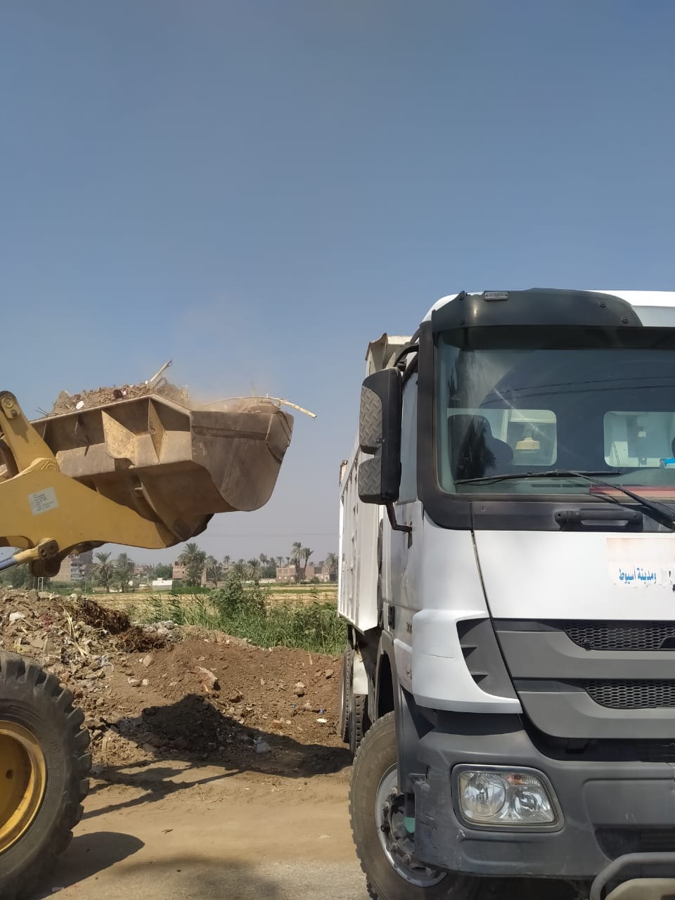 حملة لرفع المخلفات وتنظيف المناطق المحيطة بمدارس مركز اسيوط