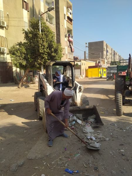 حملة لرفع المخلفات وتنظيف المناطق المحيطة بمدارس مركز اسيوط