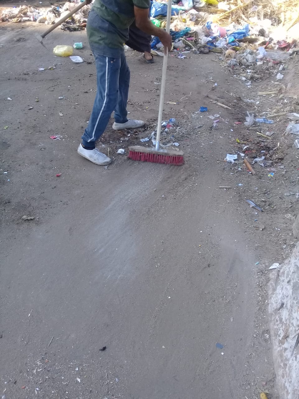 حملة مكبرة لرفع المخلفات وضبط الشارع شملت الحملة شوارع مدينة ديروط