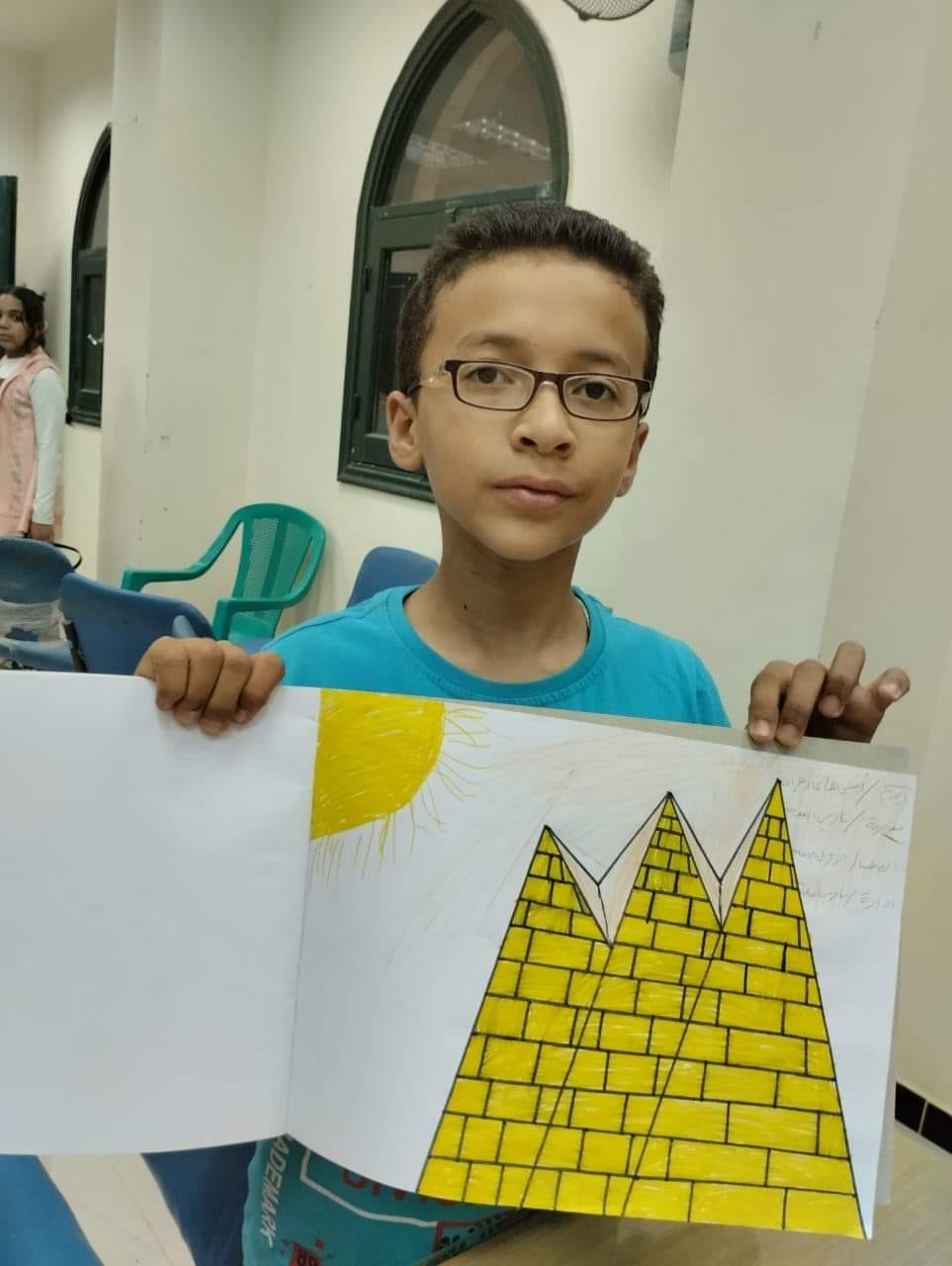 مكتبة الطفل والشباب بباريس تنظم ورشة عمل لتعليم الأطفال الرسم على الزجاج