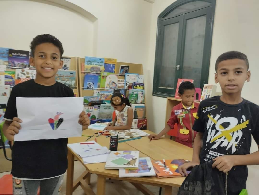 مكتبة الطفل والشباب بباريس تنظم ورشة عمل لتعليم الأطفال الرسم على الزجاج