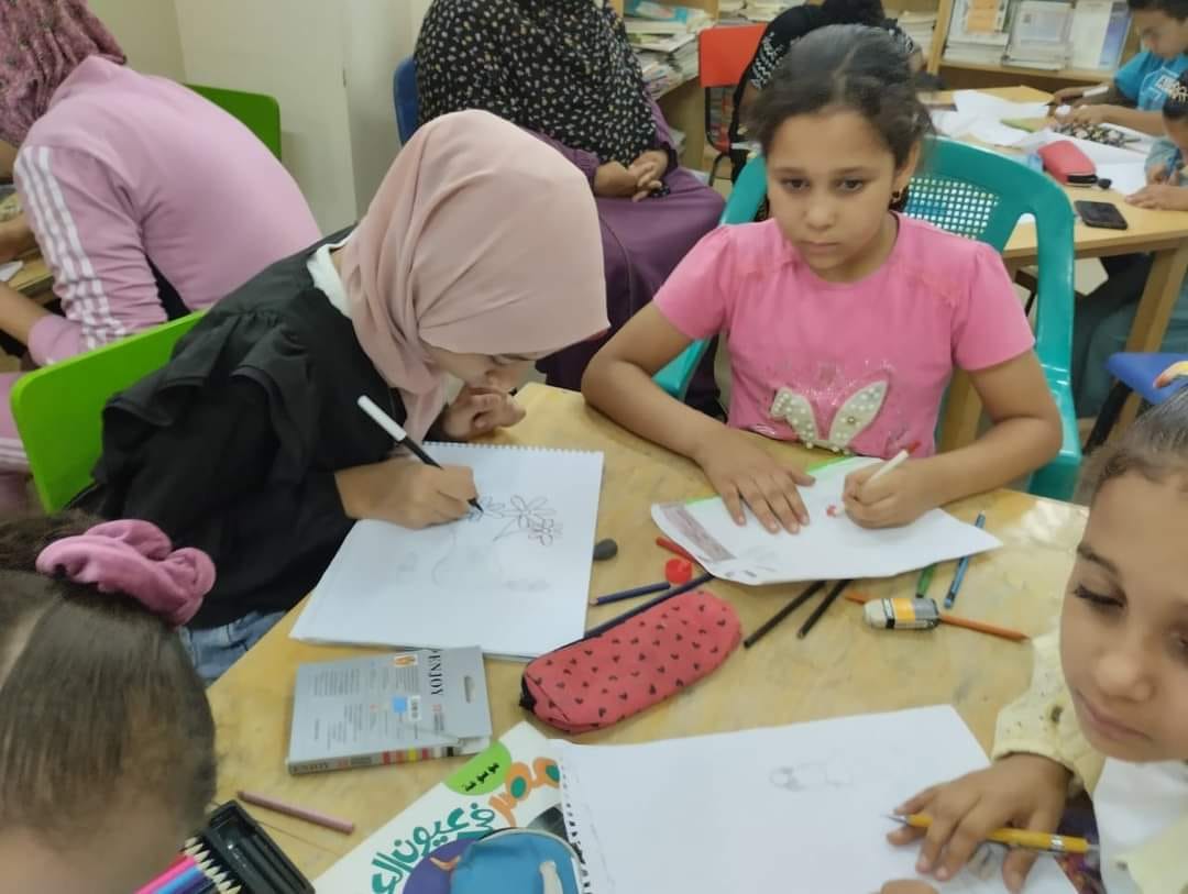 مكتبة الطفل والشباب بباريس تنظم ورشة عمل لتعليم الأطفال الرسم على الزجاج