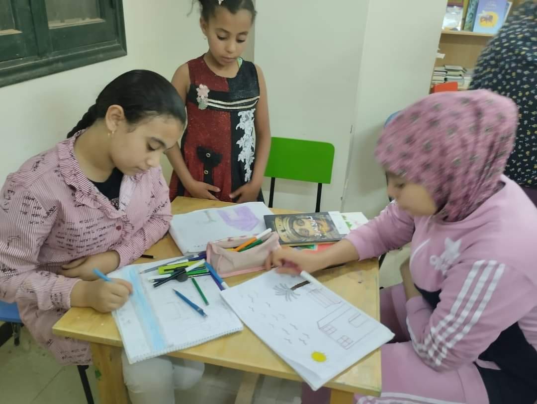 مكتبة الطفل والشباب بباريس تنظم ورشة عمل لتعليم الأطفال الرسم على الزجاج