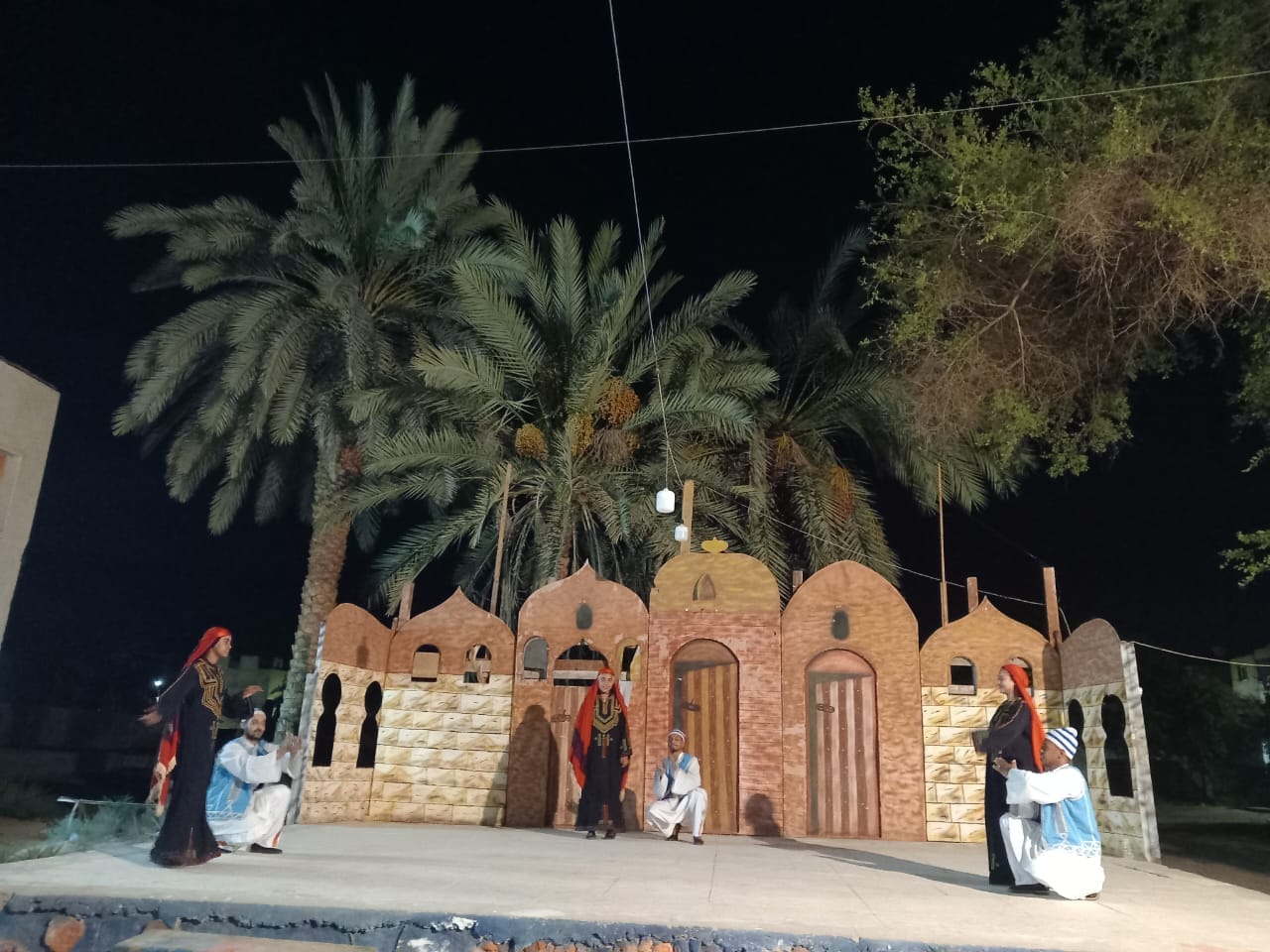 قصر ثقافة الخارجة يعرض فنون شعبية مميز على مسرح قصر الثقافة المكشوف