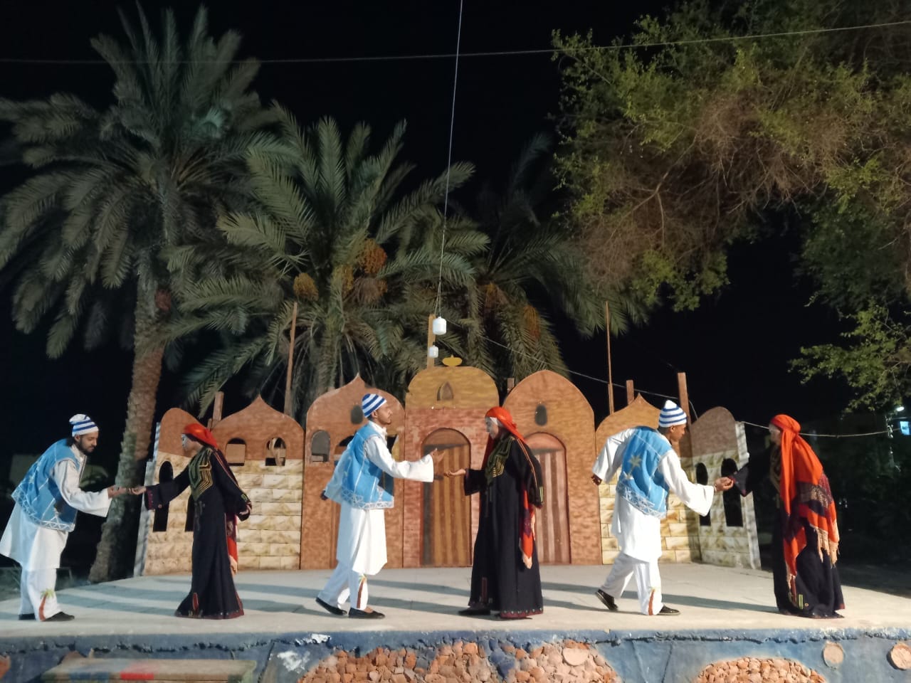قصر ثقافة الخارجة يعرض فنون شعبية مميز على مسرح قصر الثقافة المكشوف