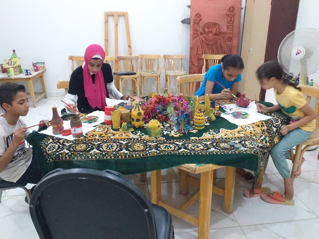 بيت ثقافة بولاق بالخارجة ينفذ ورشة تلوين على الفخار