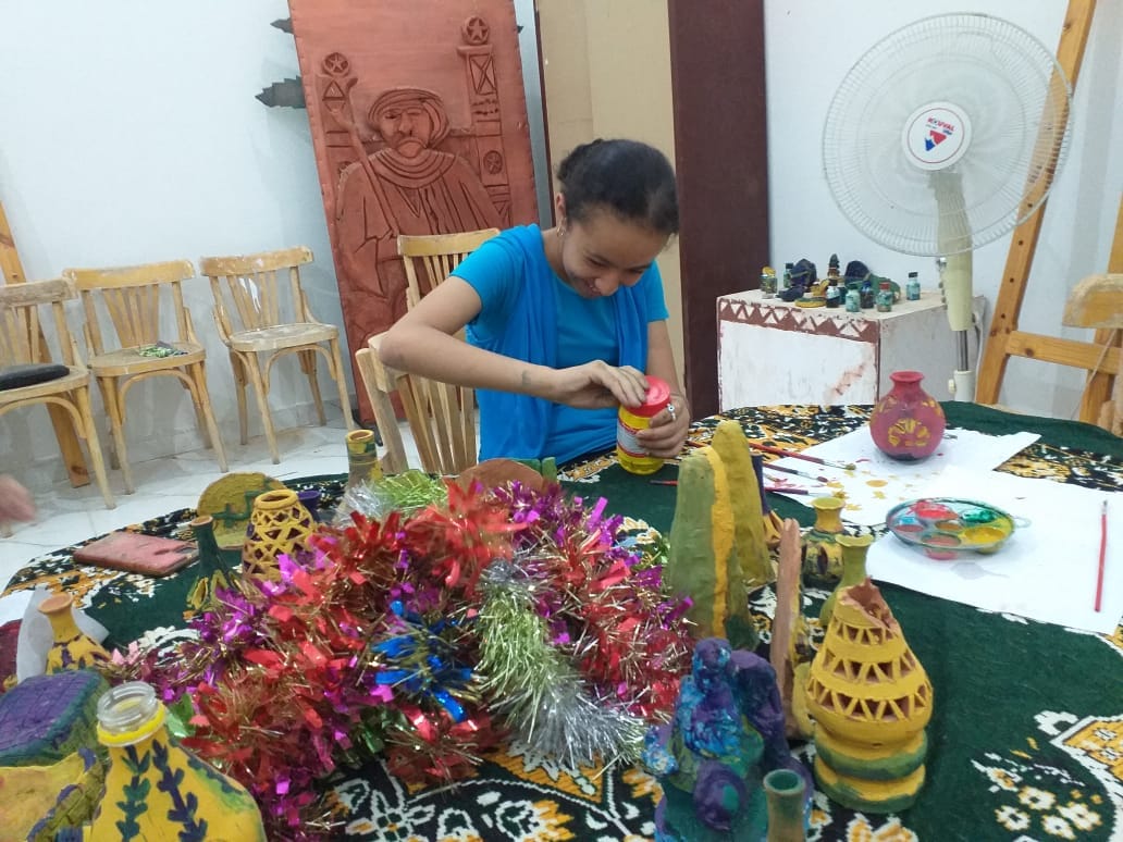 بيت ثقافة بولاق بالخارجة ينفذ ورشة تلوين على الفخار