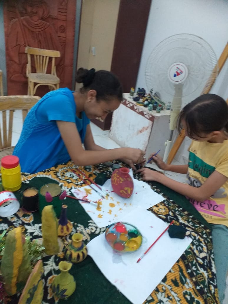 بيت ثقافة بولاق بالخارجة ينفذ ورشة تلوين على الفخار