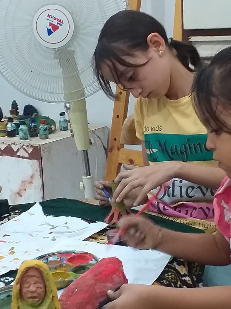 بيت ثقافة بولاق بالخارجة ينفذ ورشة تلوين على الفخار