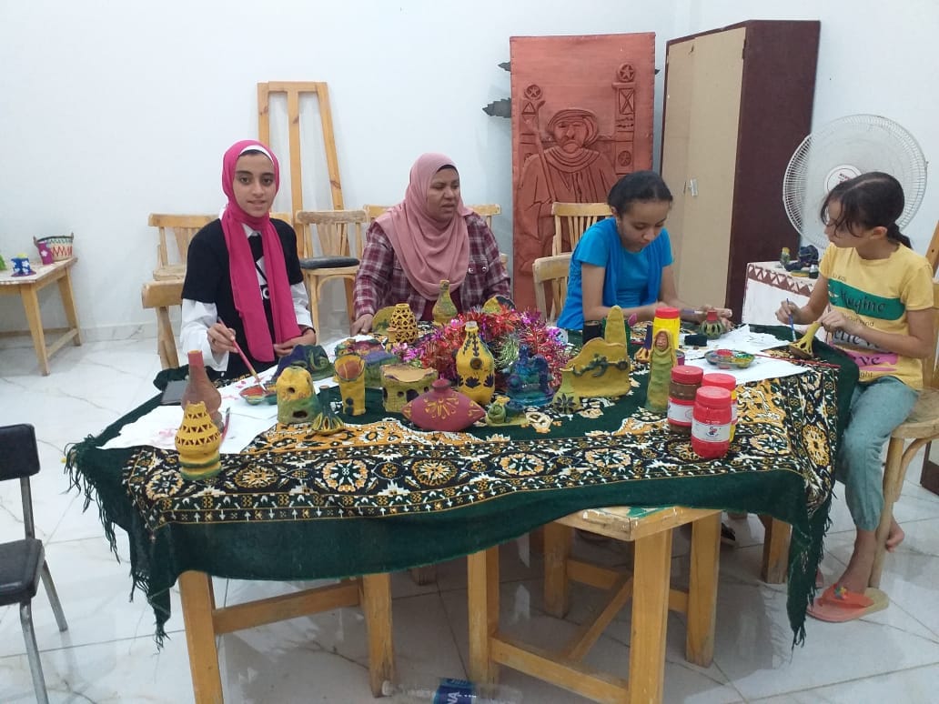 بيت ثقافة بولاق بالخارجة ينفذ ورشة تلوين على الفخار